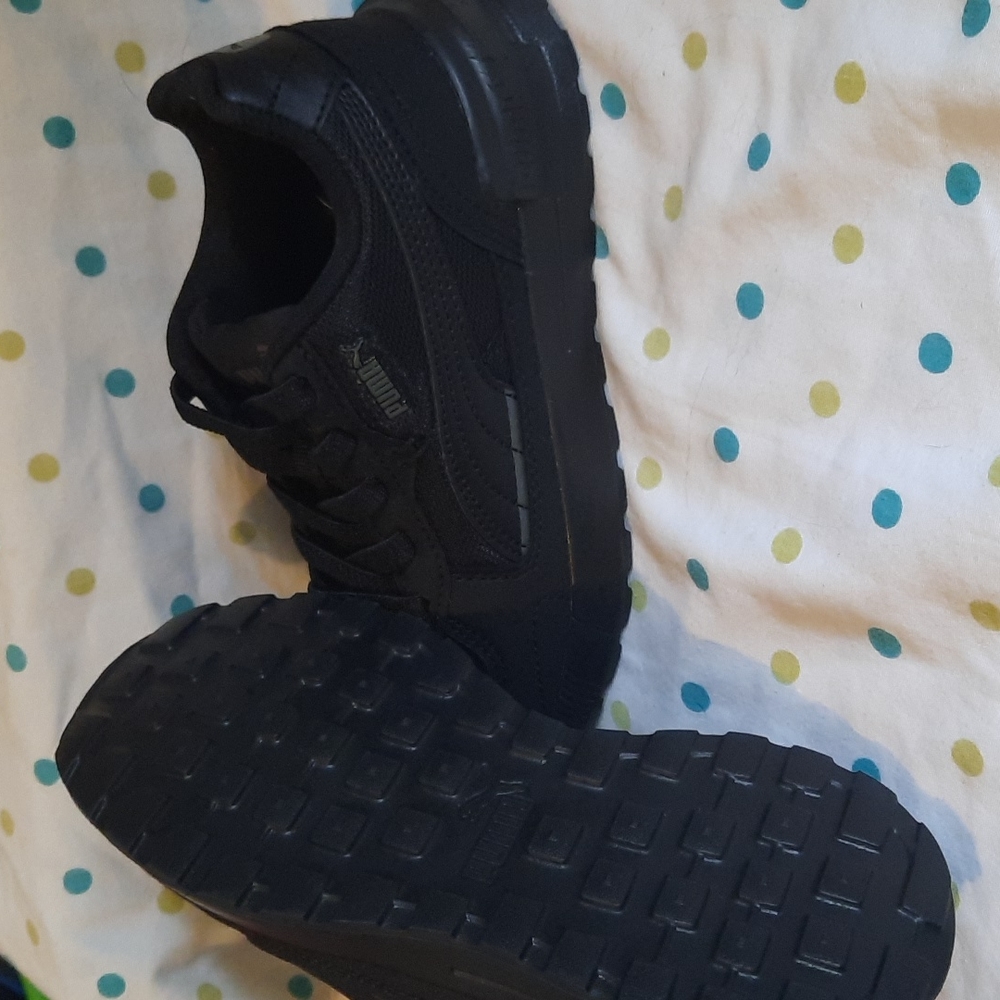 Kids Puma sneakers, SIZE 1, black on black